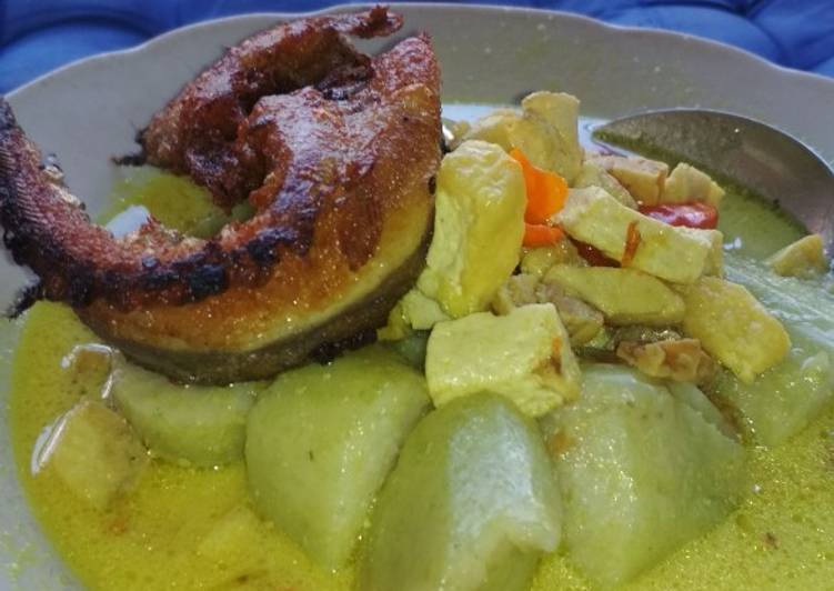 Lontong sayur tahu..