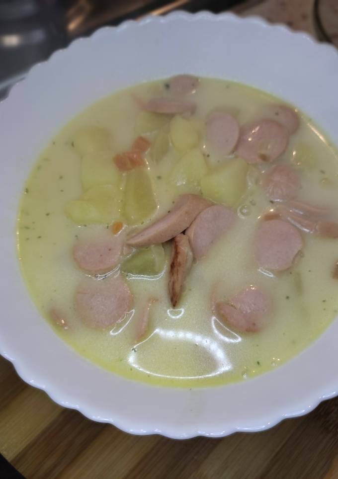 Сирний суп із сосисками