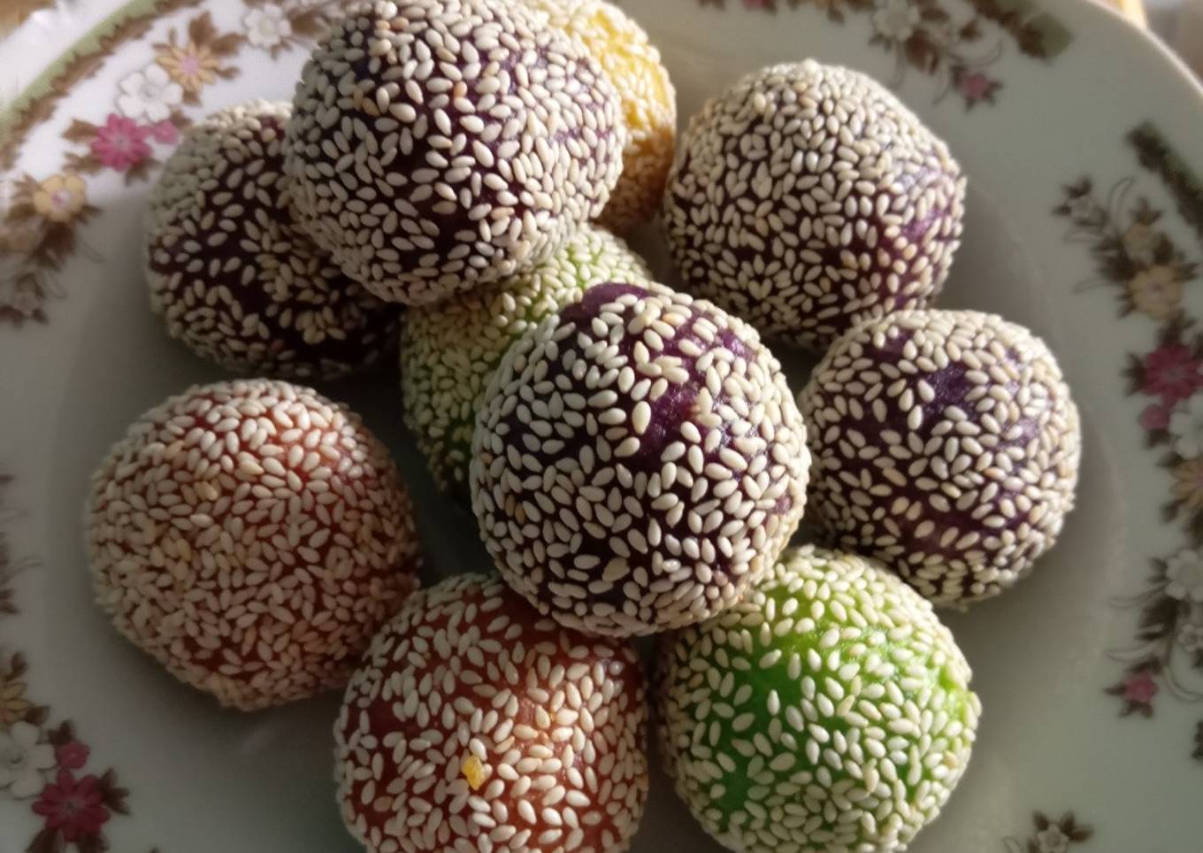 Kue bola macho warna warni