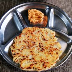 Rava Roti / Suji Thalipeeth with Red Coconut Chutney A picture of Rava Roti / Suji Thalipeeth with Red Coconut Chutney.