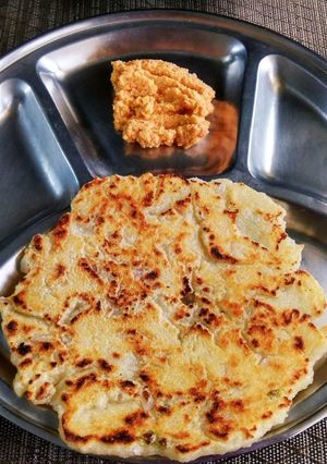 A picture of Rava Roti / Suji Thalipeeth with Red Coconut Chutney.