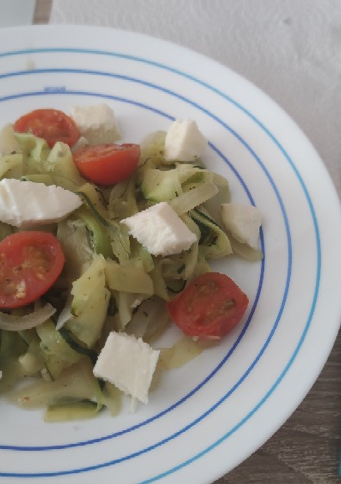 Una foto de Tallarines de calabacín con tomate Cherry y mozzarella