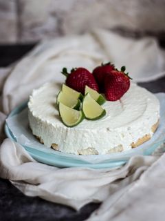 Una foto de Tarta de queso, leche condensada, Lima y coco