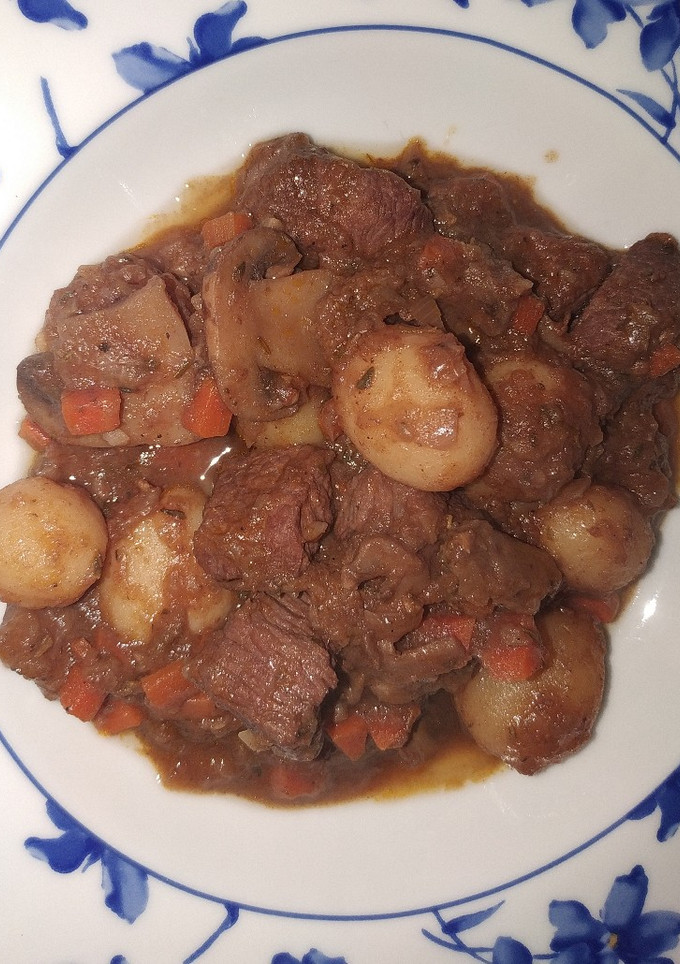Una foto de Ternera en salsa de vino tinto en olla new cook🍷🐮