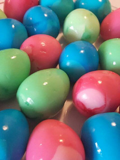 Una foto de Huevos de codorniz de colores