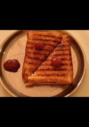 ग्रील सँडविच (grill sandwich recipe in Marathi) रेसिपी चे मुख्य फोटो 