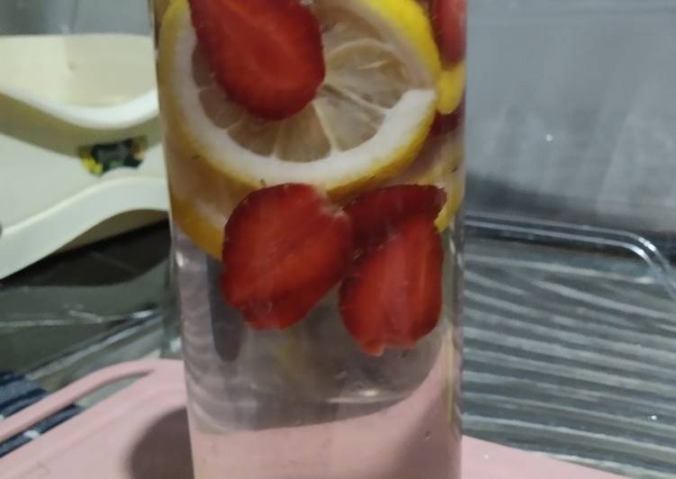 Resep Infus Water Lemon Strawberry yang Enak Banget