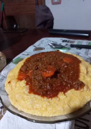 Una foto de Polenta con tuquito
