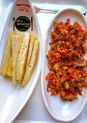 A picture of Fried Yam with fish and egg sauce.
