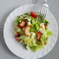 Una foto de Ensalada de fresas, cohombro y queso