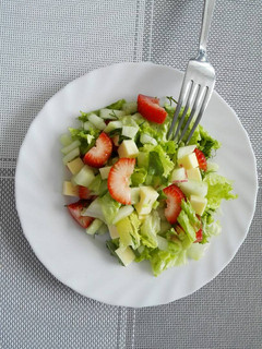 Una foto de Ensalada de fresas, cohombro y queso