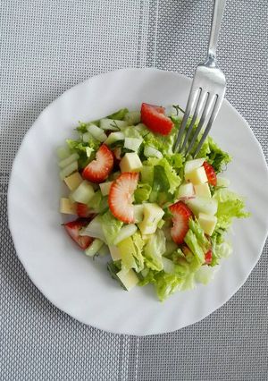 Una foto de Ensalada de fresas, cohombro y queso