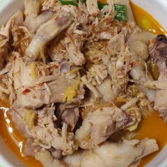 A picture of Thai rice stick soup (ขนมจีนน้ำยา).