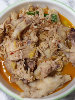 A picture of Thai rice stick soup (ขนมจีนน้ำยา).