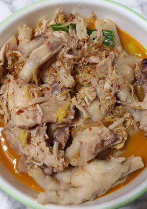 A picture of Thai rice stick soup (ขนมจีนน้ำยา).