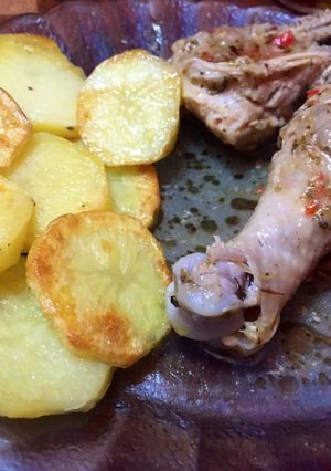 Una foto de 👩🏼🍳Pollo al ajo con papas al horno 😊