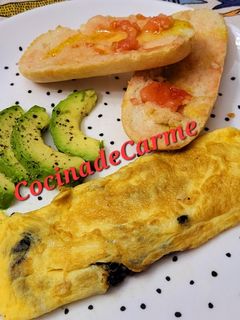Una foto de Tortilla de espinacas con pasas y queso