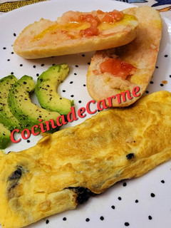 Una foto de Tortilla de espinacas con pasas y queso