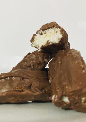 Una foto de Palitos de chocolate rellenos de coco