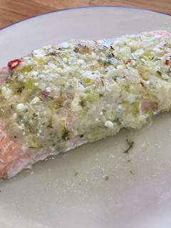 Una foto de Salmón al papillote con puerros y queso feta