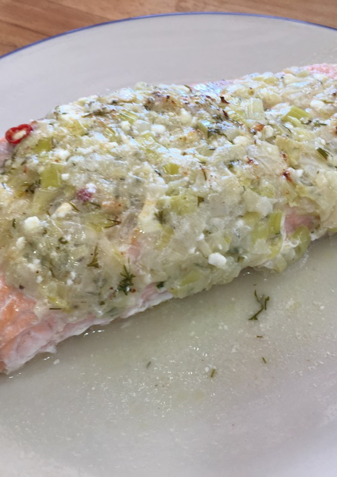 Una foto de Salmón al papillote con puerros y queso feta