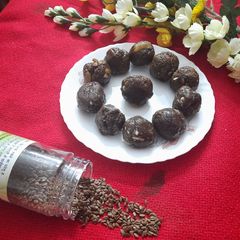 A picture of Flaxseeds laddo.
