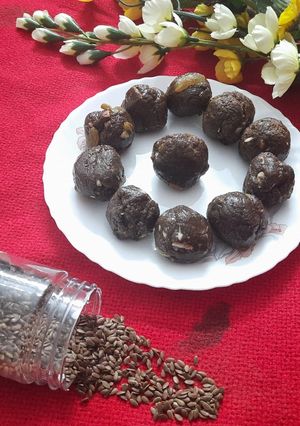 A picture of Flaxseeds laddo.