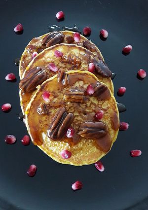 Une photo de Pancakes à la courge, caramel de sirop d'érable aux noix de pécan