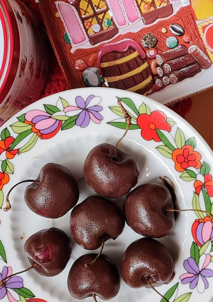 Una foto de Cerezas bañadas en chocolate versión saludable 🍒