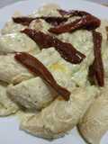 Lumaconis con salsa de aguacate, piñones y cherrys