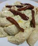 Lumaconis con salsa de aguacate, piñones y cherrys