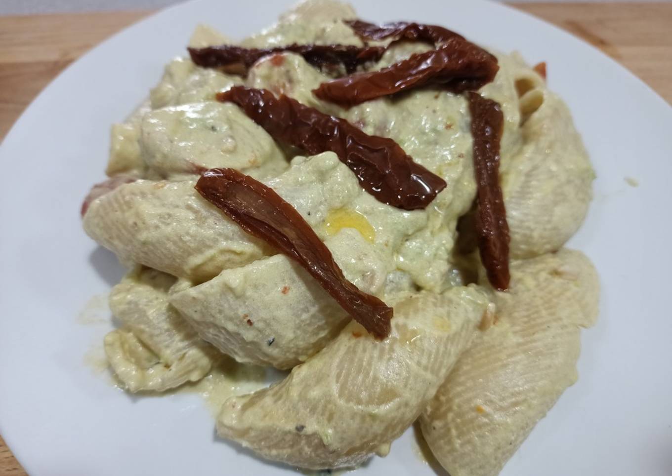 Lumaconis con salsa de aguacate, piñones y cherrys