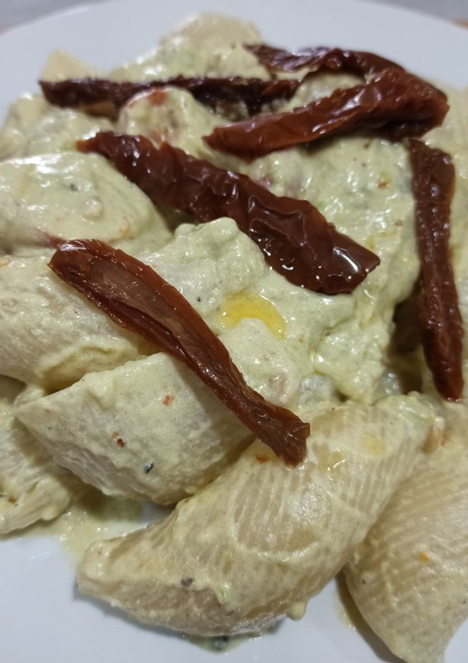 Una foto de Lumaconis con salsa de aguacate, piñones y cherrys