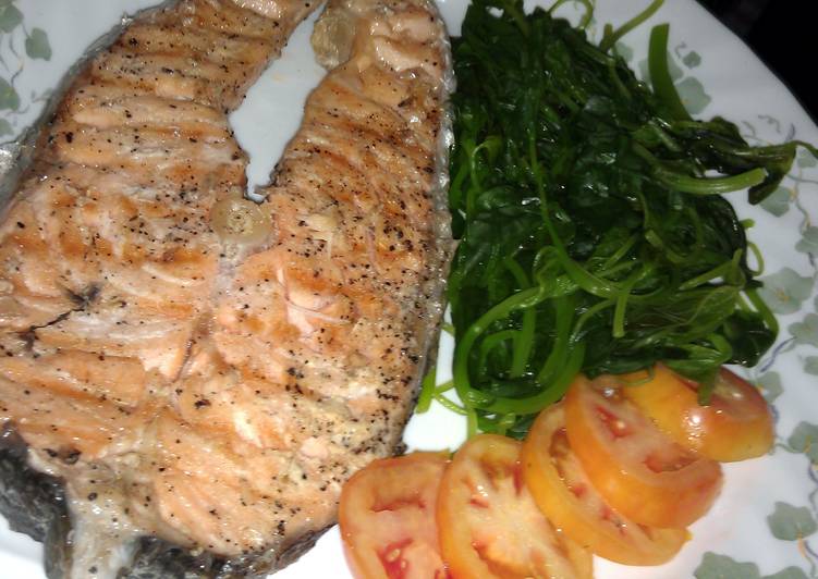 Simple Way to Make Appetizing Grilled salmon and spinach