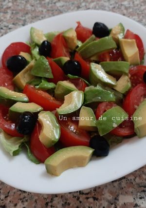 Une photo de Salade d'avocat, laitue, tomate et olives 🥑🍅🥬🫒