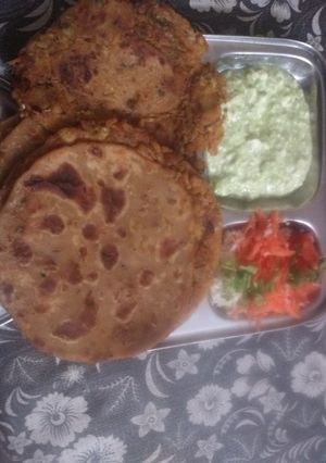 આલુ પરાઠા(Aalu paratha Recipe in Gujarati) રેસીપી મુખ્ય ફોટો