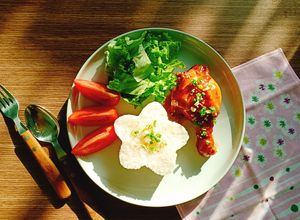 Hình của món Cơm đùi gà rim nước tương.