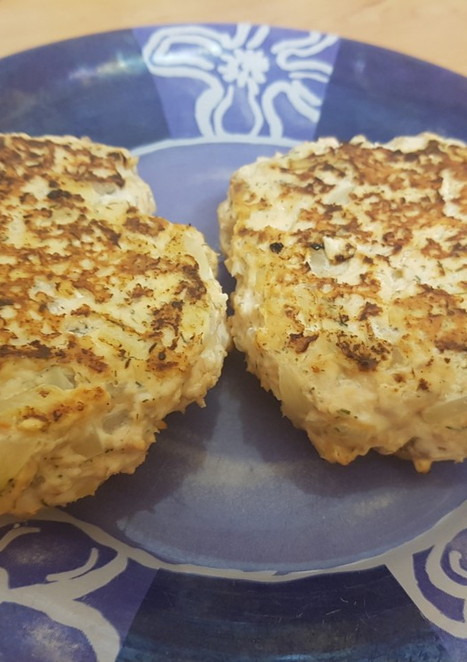 Una foto de Hamburguesa de salmón y eneldo
