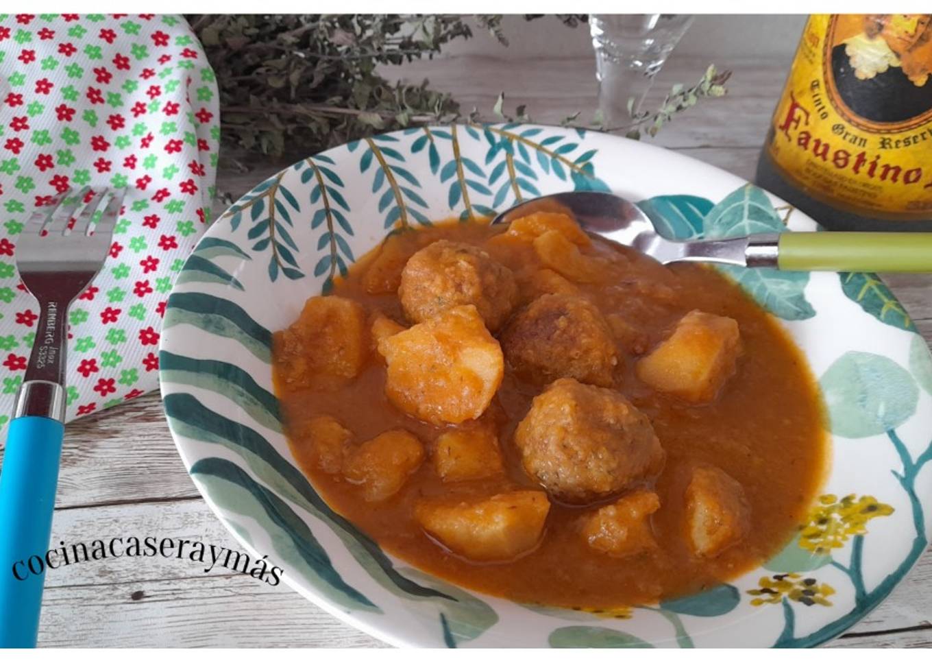 Guiso de albóndigas con patatas