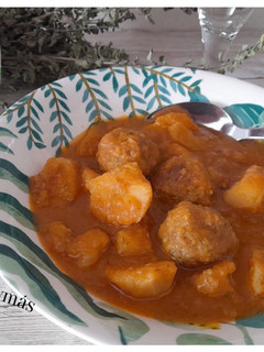 Una foto de Guiso de albóndigas con patatas