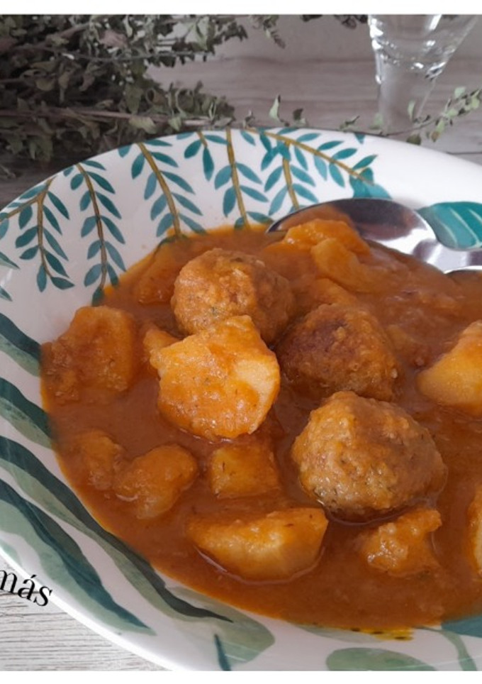 Una foto de Guiso de albóndigas con patatas