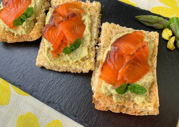 Crostini con pesto di asparagi e salmone marinato