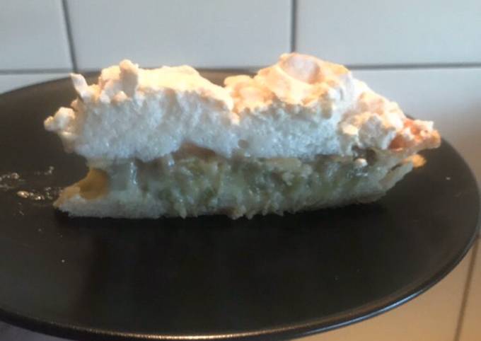 Tarte à la rhubarbe meringuée