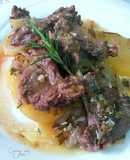 Cazuela de chuletas de cordero con patatas en salsa escabechada