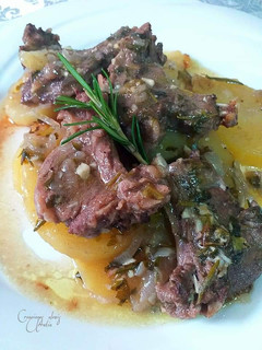 Una foto de Cazuela de chuletas de cordero con patatas en salsa escabechada
