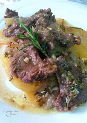 Una foto de Cazuela de chuletas de cordero con patatas en salsa escabechada