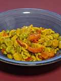 Pollo con pasta y habitas en salsa satay