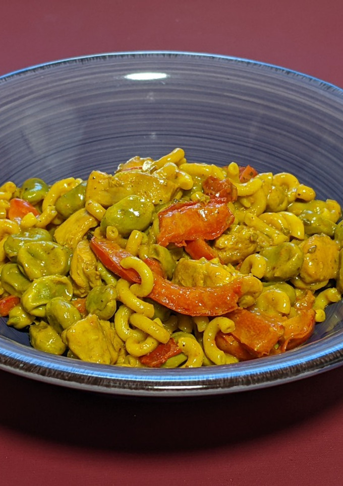 Una foto de Pollo con pasta y habitas en salsa satay
