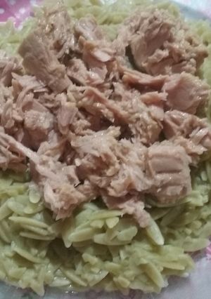 Una foto de Fideos riso espinaca con atún