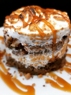 Una foto de Timbal de merengue y soletilla con café